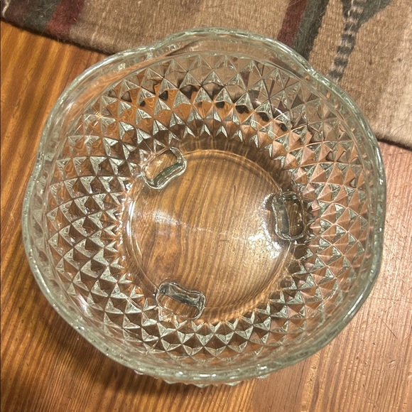 Indiana Glass Diamond Point clear crystal three-footed bon bon or candy dish. - Picture 4 of 8